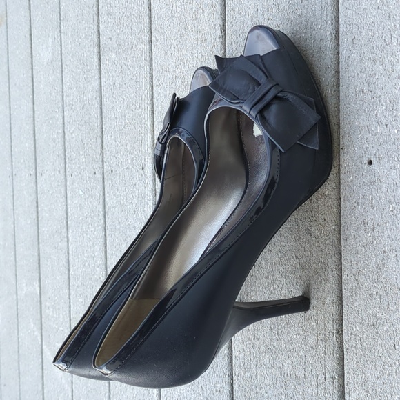 Marc Fisher Manilla Leather Peep Toe Bow Heels - Picture 4 of 13
